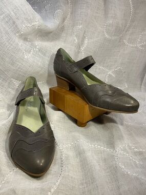NWOT Mentha leather elegant small heel shoes